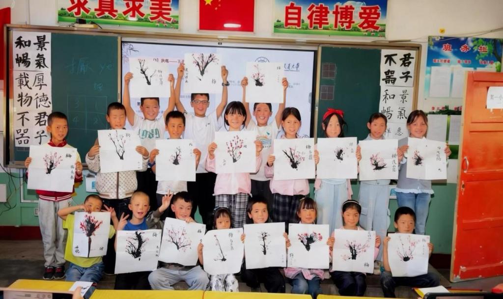 丹心育乡童”三下乡实践团联合环境与市